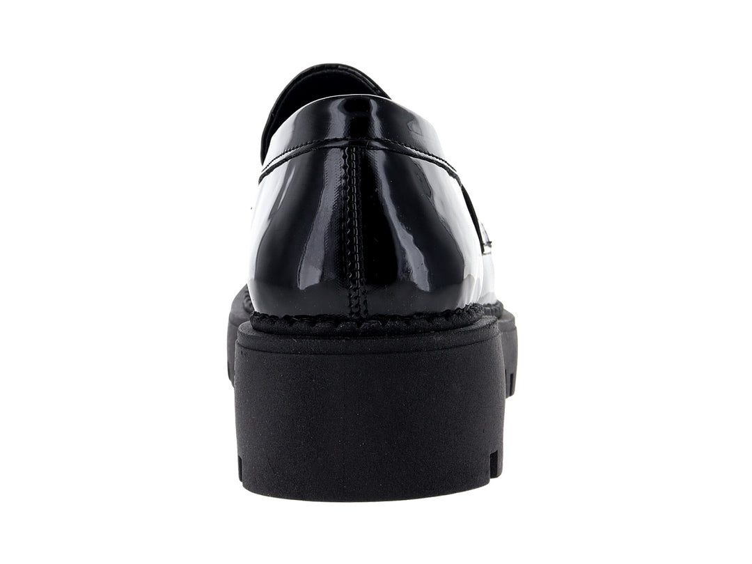 Mocasines negros de charol con suela track gruesa y hebilla plateada.
