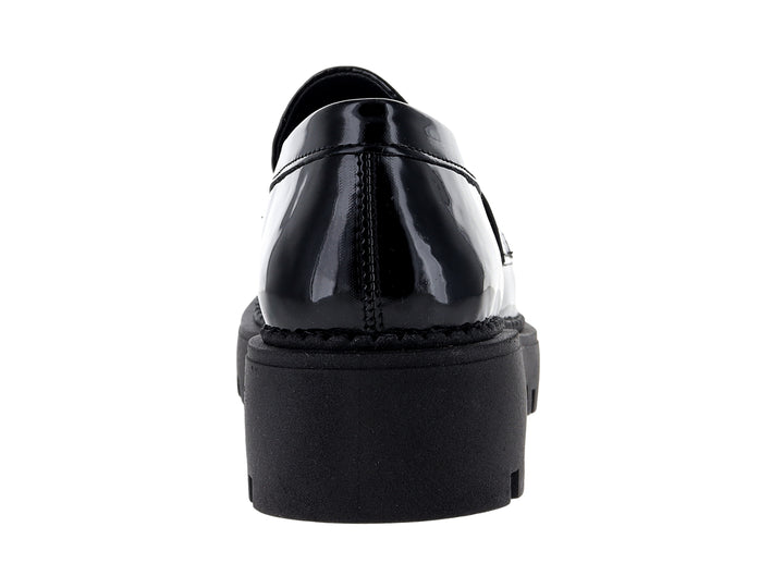 Mocasines negros de charol con suela track gruesa y hebilla plateada.