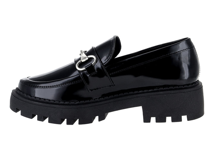 Mocasines negros de charol con suela track gruesa y hebilla plateada.