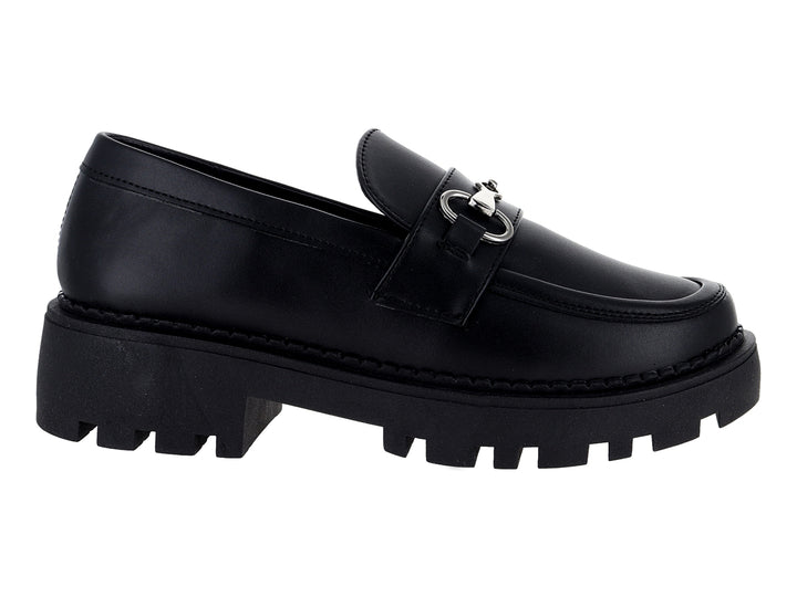 Mocasines negros con suela track gruesa y detalle metálico plateado en la parte superior.
