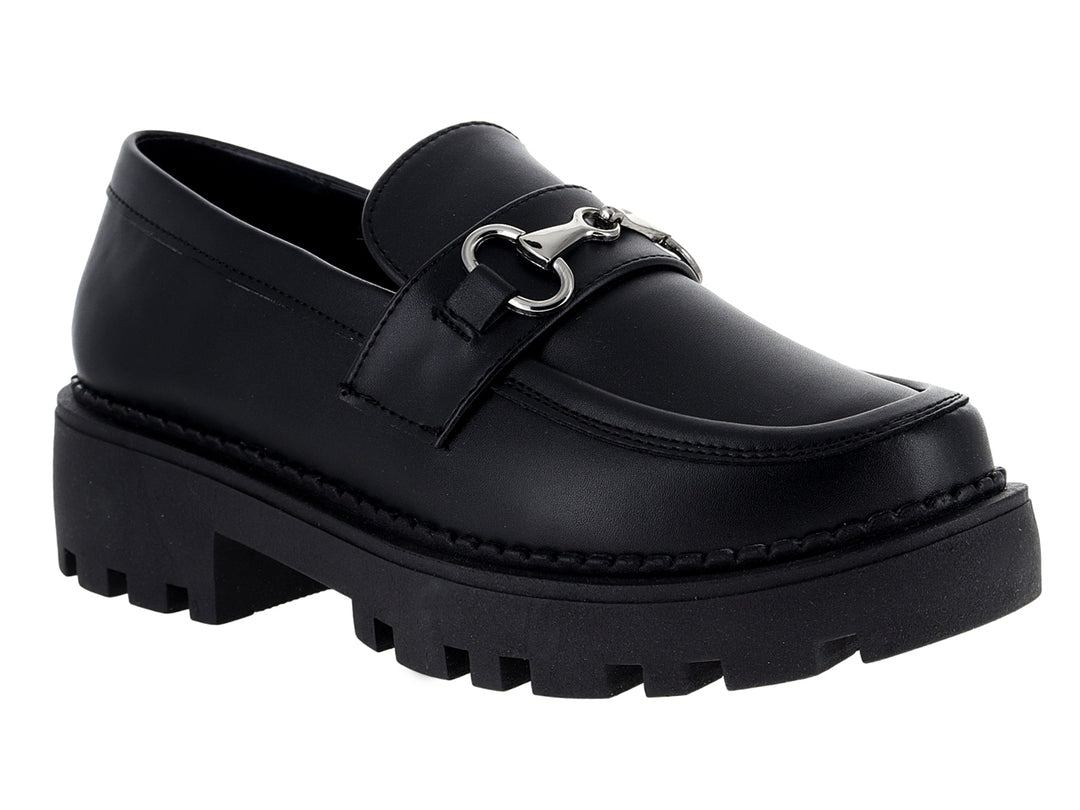 Mocasines negros con suela track gruesa y detalle metálico plateado en la parte superior.