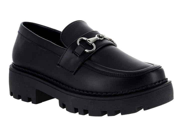 Mocasines negros con suela track gruesa y detalle metálico plateado en la parte superior.