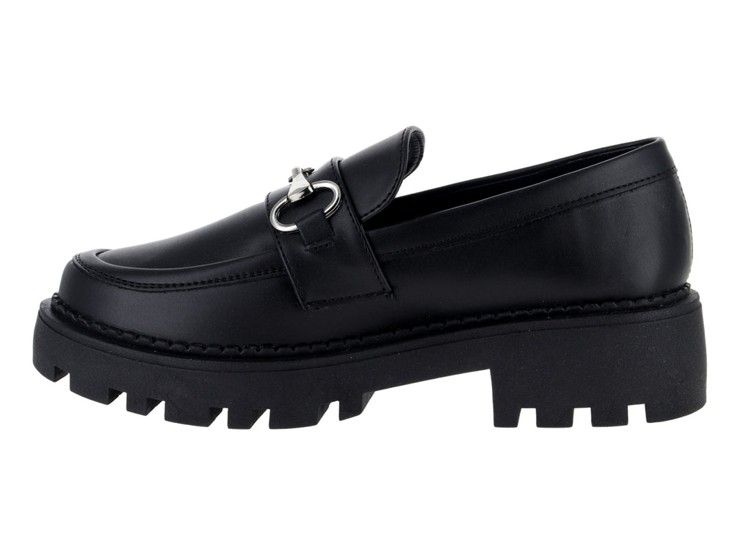 Mocasines negros con suela track gruesa y detalle metálico plateado en la parte superior.
