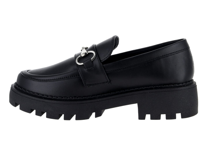 Mocasines negros con suela track gruesa y detalle metálico plateado en la parte superior.