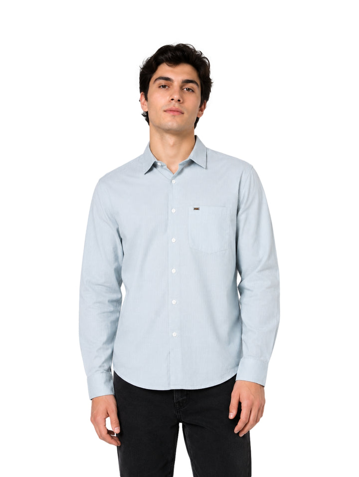 Hombre vistiendo una camisa de color bambú de manga larga con cuello y bolsillo frontal de la marca Lee.
