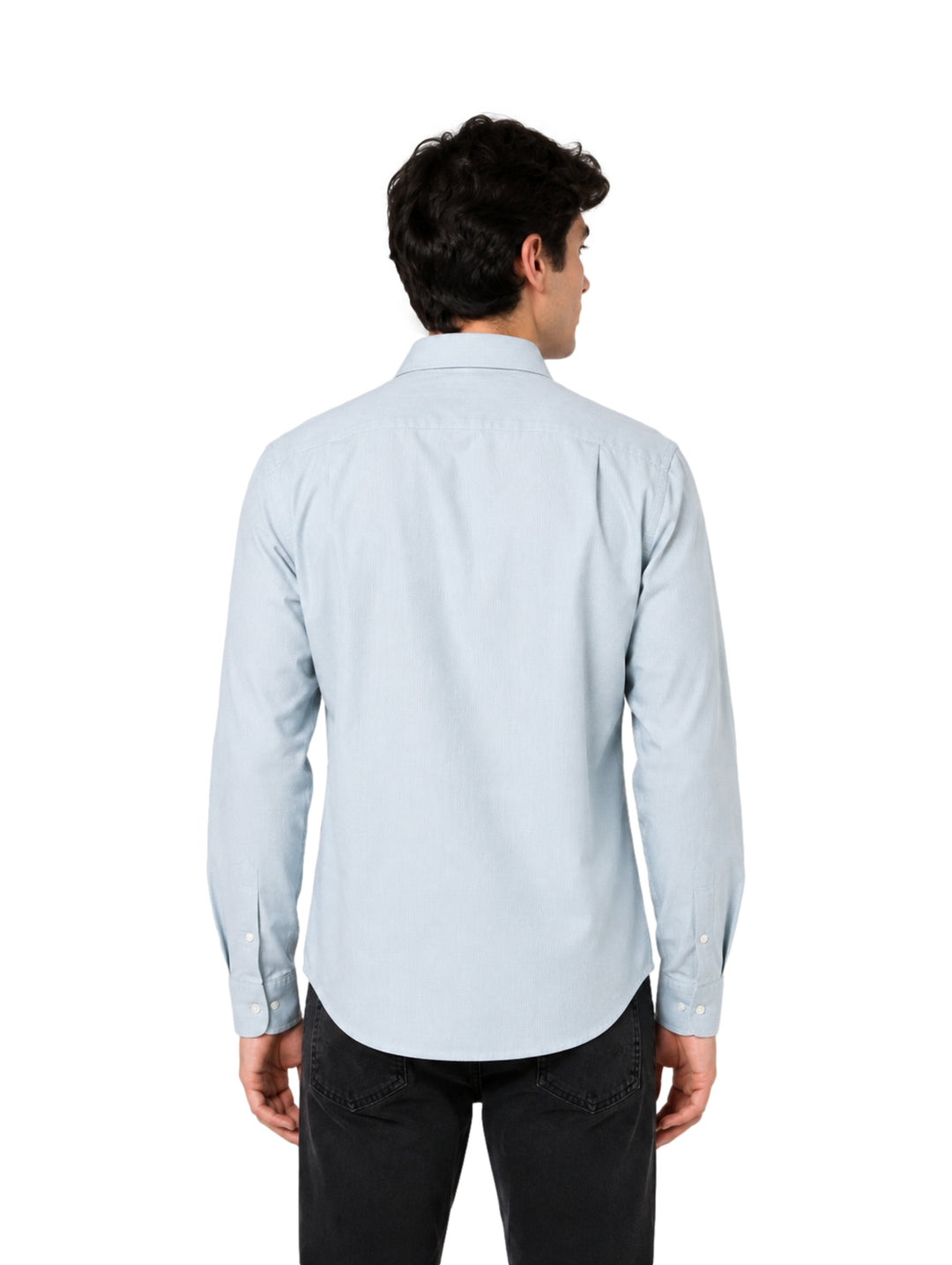 Hombre vistiendo una camisa de color bambú de manga larga con cuello y bolsillo frontal de la marca Lee.