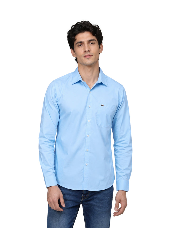 Hombre vistiendo una camisa de manga larga color azul claro de la marca Lee