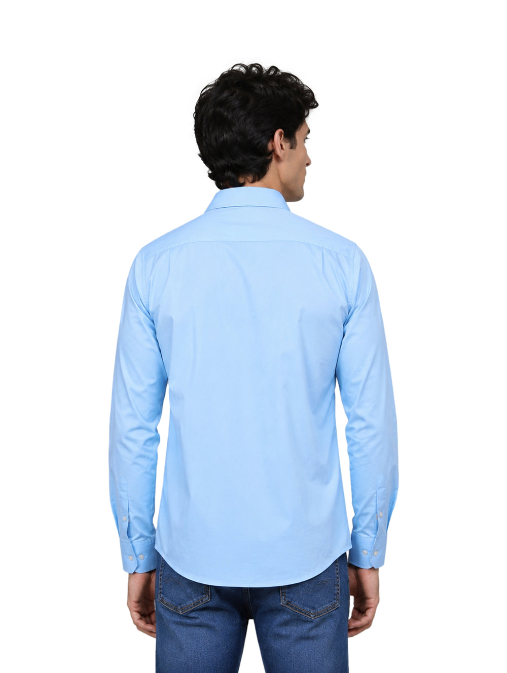 Hombre vistiendo una camisa de manga larga color azul claro de la marca Lee