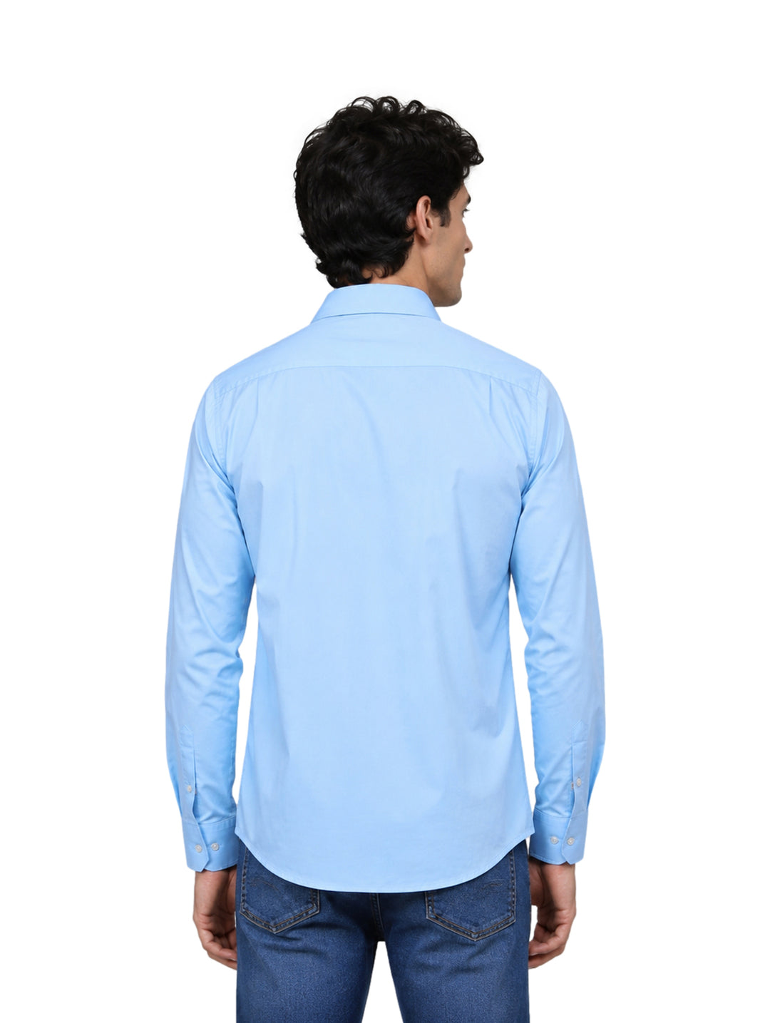 Hombre vistiendo una camisa de manga larga color azul claro de la marca Lee