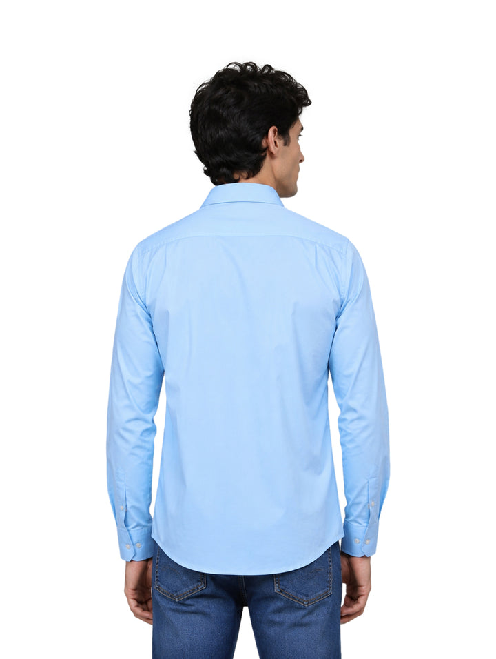 Hombre vistiendo una camisa de manga larga color azul claro de la marca Lee