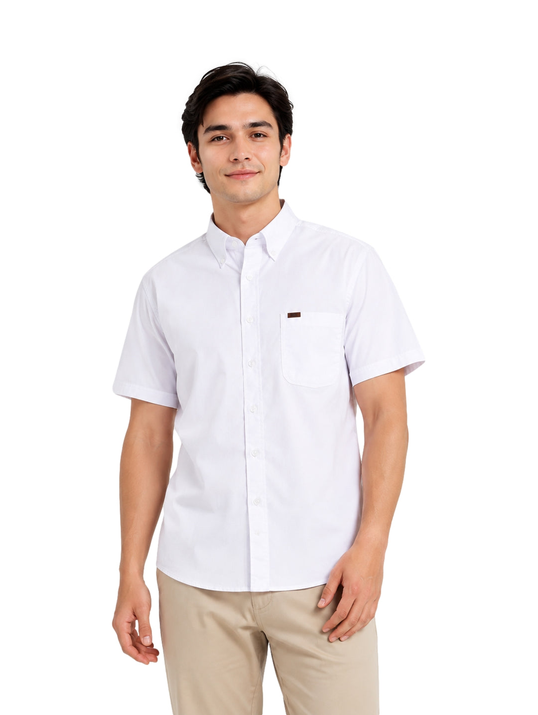 Hombre vistiendo una camisa blanca de manga corta marca Lee con cuello y bolsillo frontal.