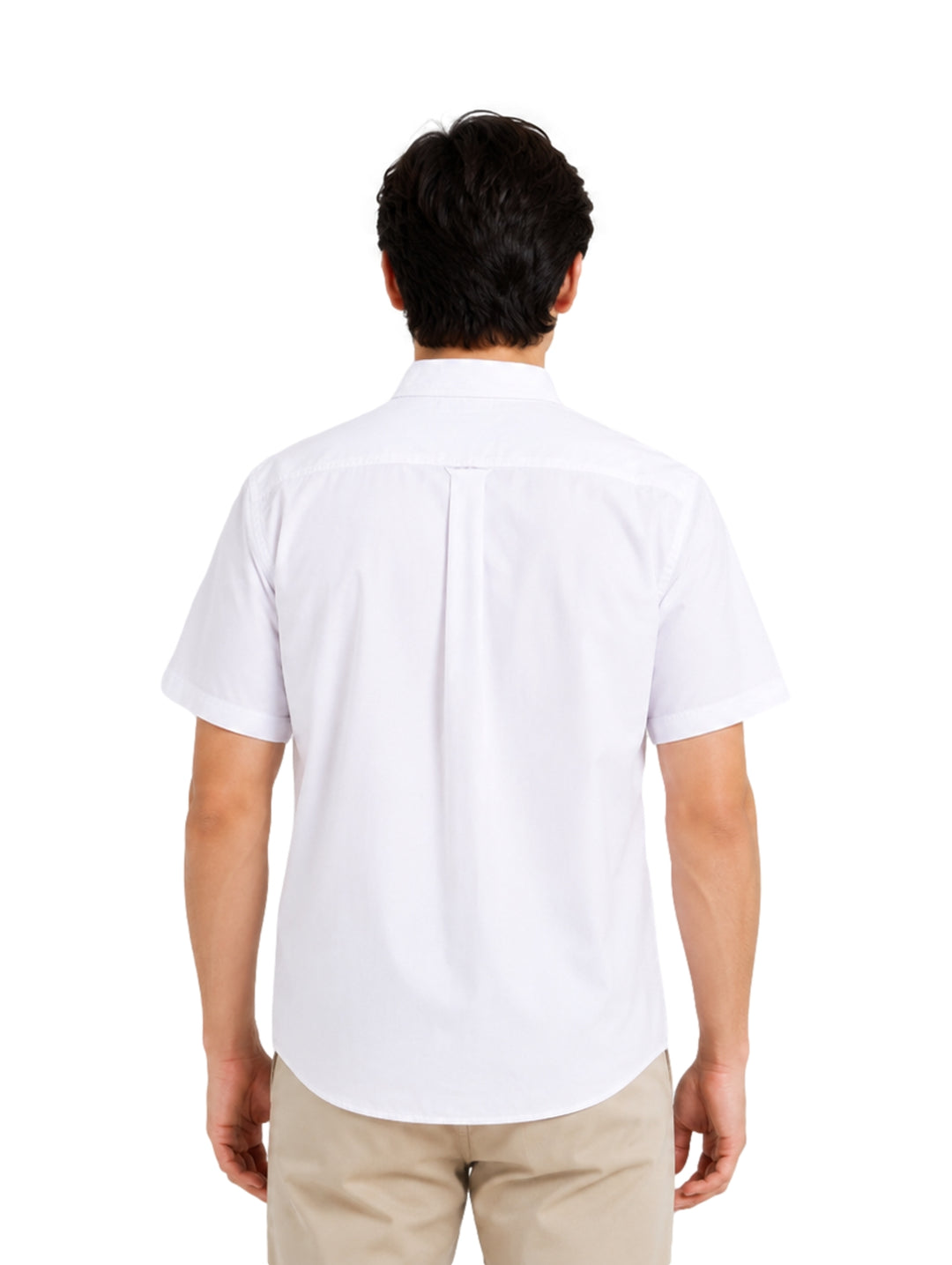 Hombre vistiendo una camisa blanca de manga corta marca Lee con cuello y bolsillo frontal.
