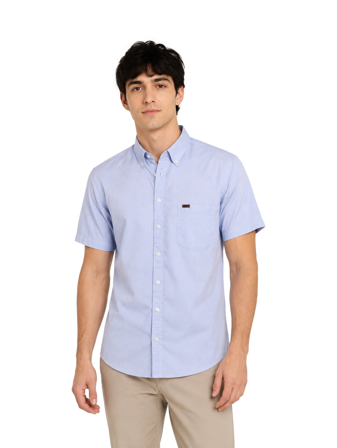 Hombre vistiendo una camisa de manga corta color azul claro y pantalones beige.