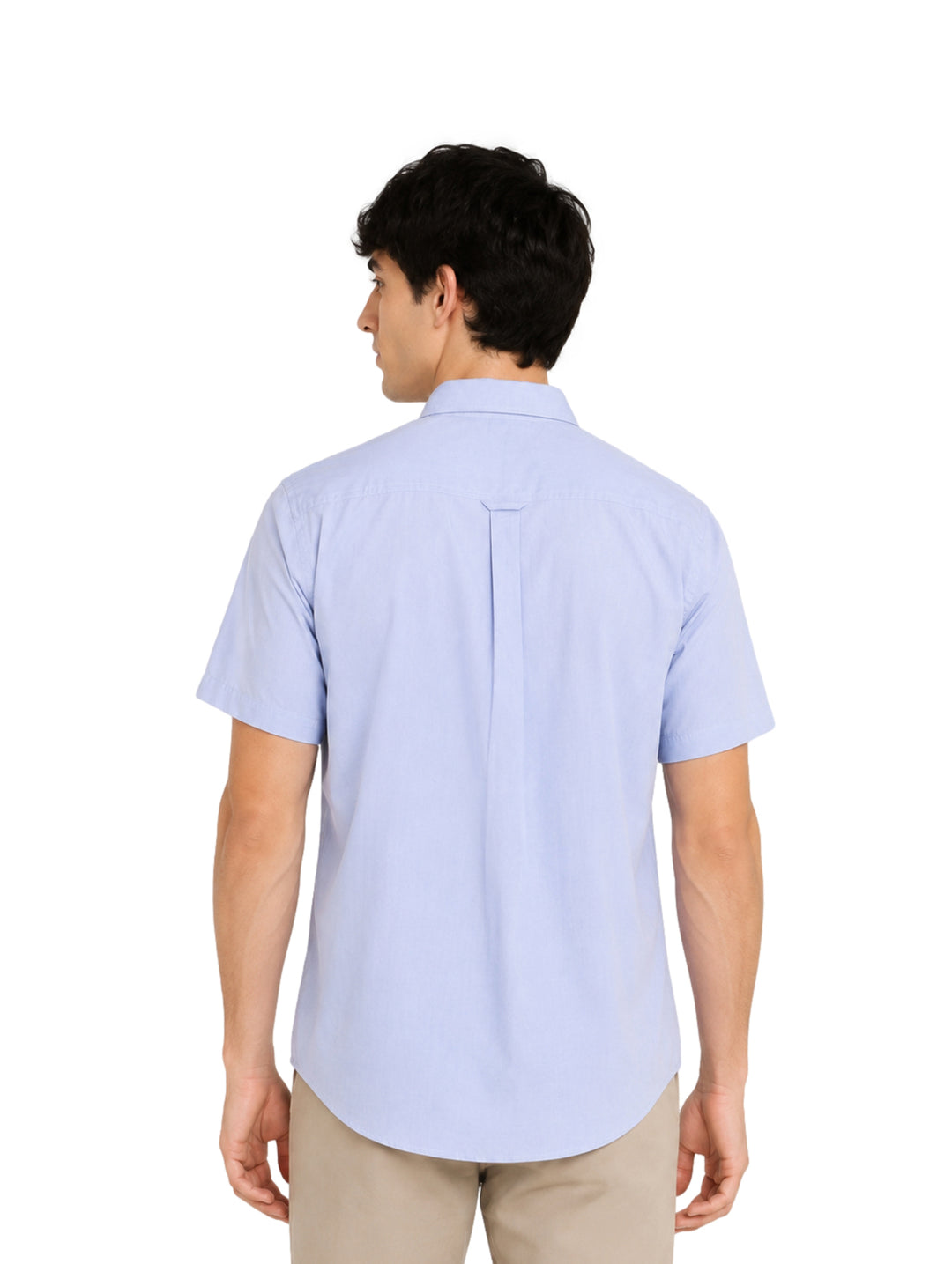 Hombre vistiendo una camisa de manga corta color azul claro y pantalones beige.