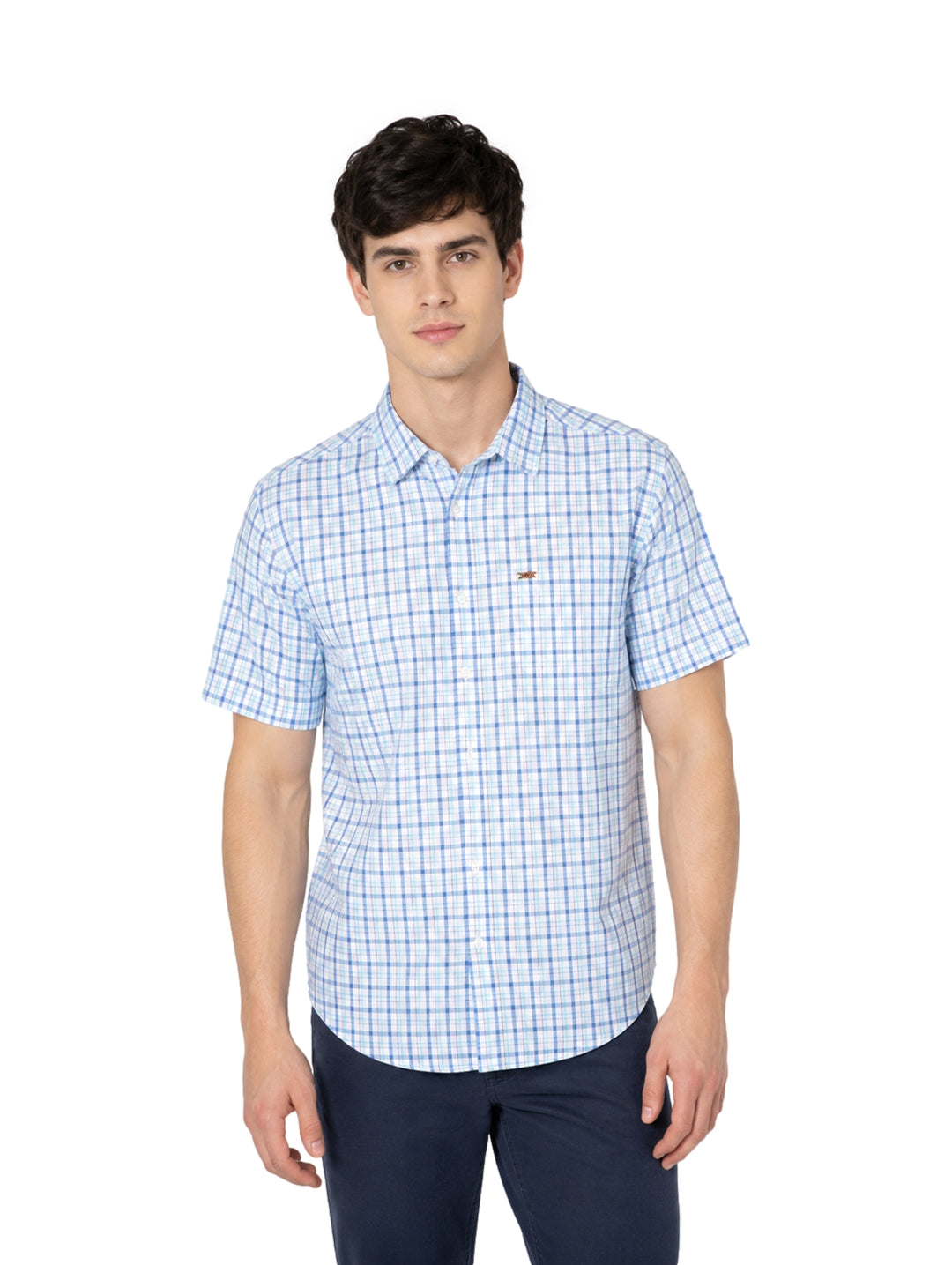 Hombre vistiendo camisa de manga corta con patrón de cuadros color aqua y blanco.