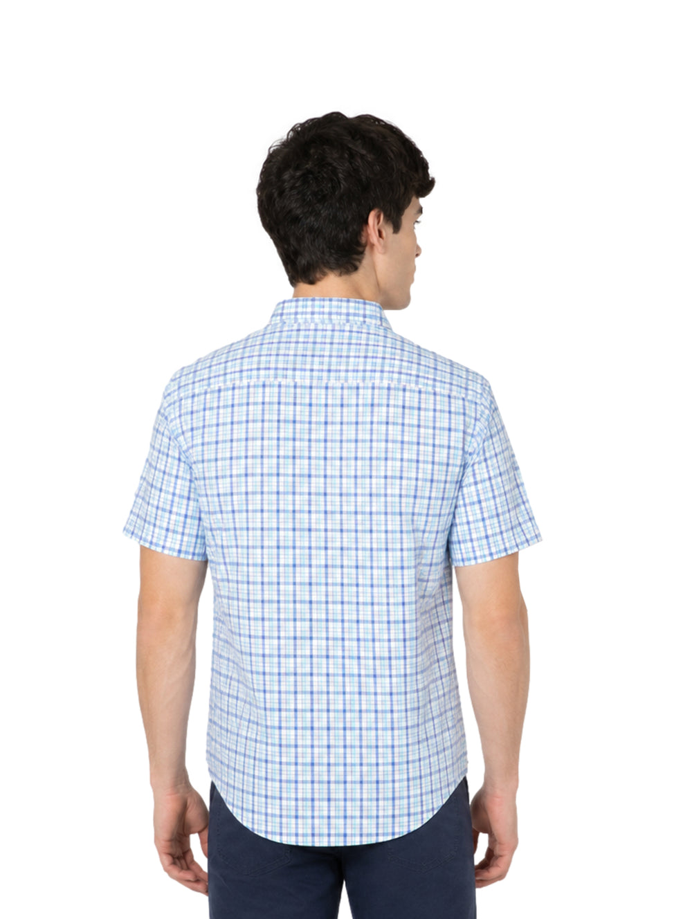 Hombre vistiendo camisa de manga corta con patrón de cuadros color aqua y blanco.