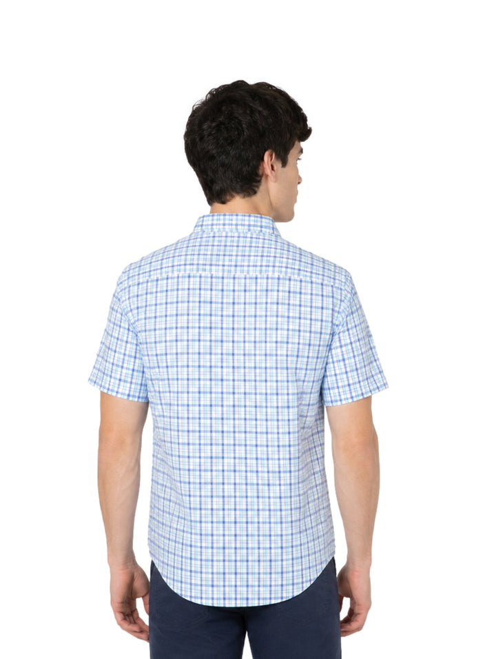 Hombre vistiendo camisa de manga corta con patrón de cuadros color aqua y blanco.