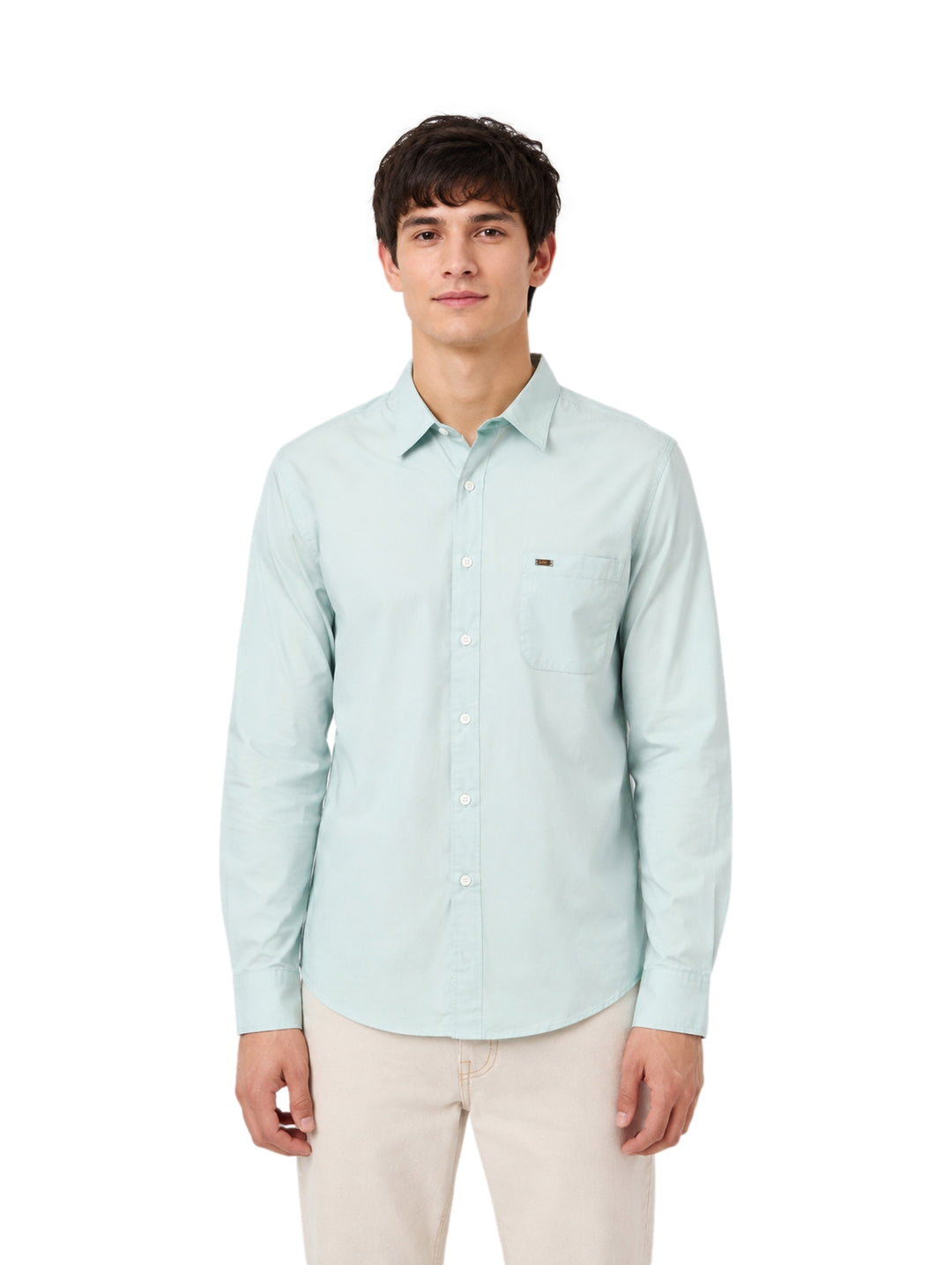 Hombre vistiendo una camisa de color menta de manga larga y pantalones beige.