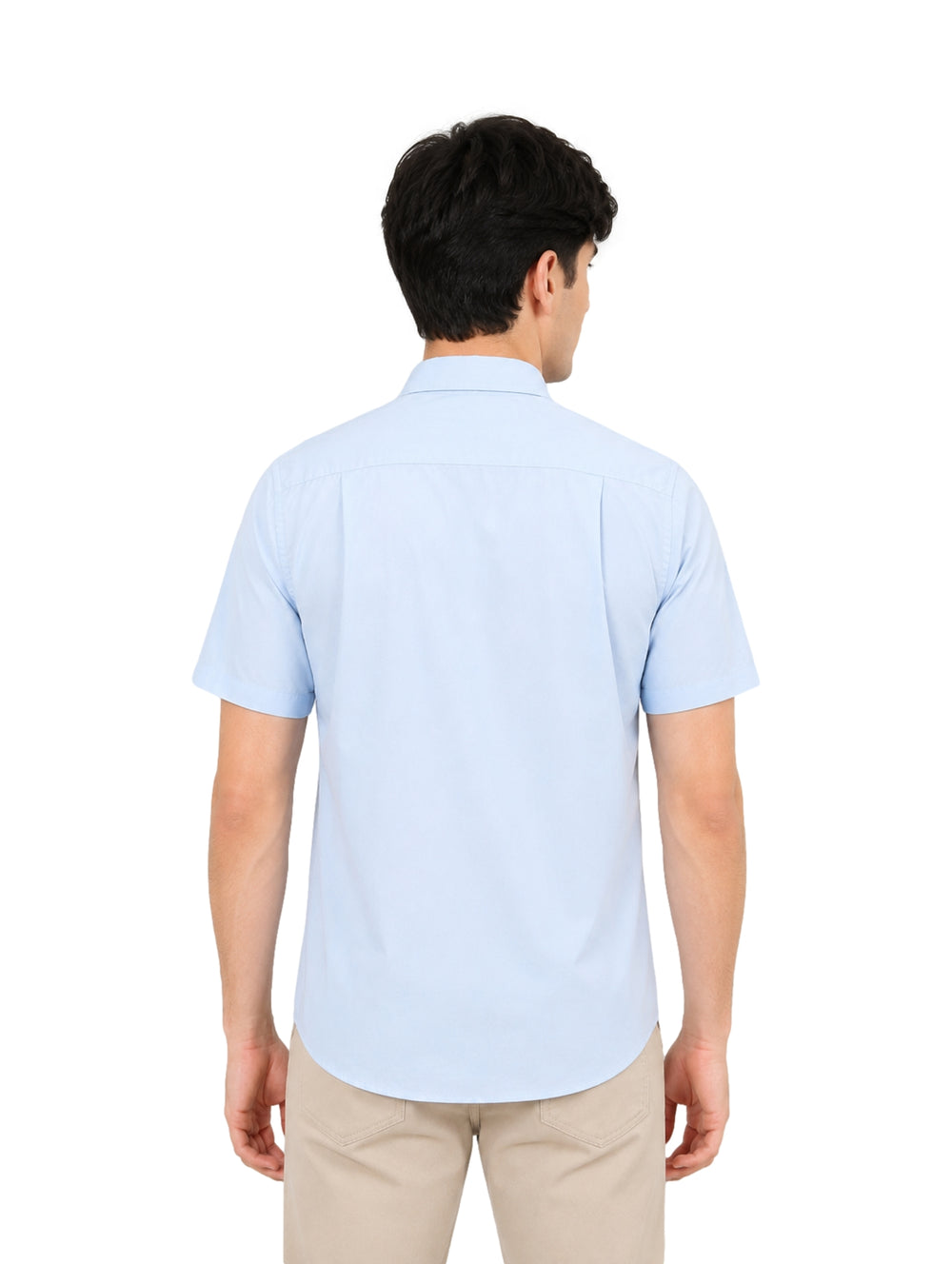 Hombre vistiendo una camisa de manga corta color azul claro y pantalones beige.