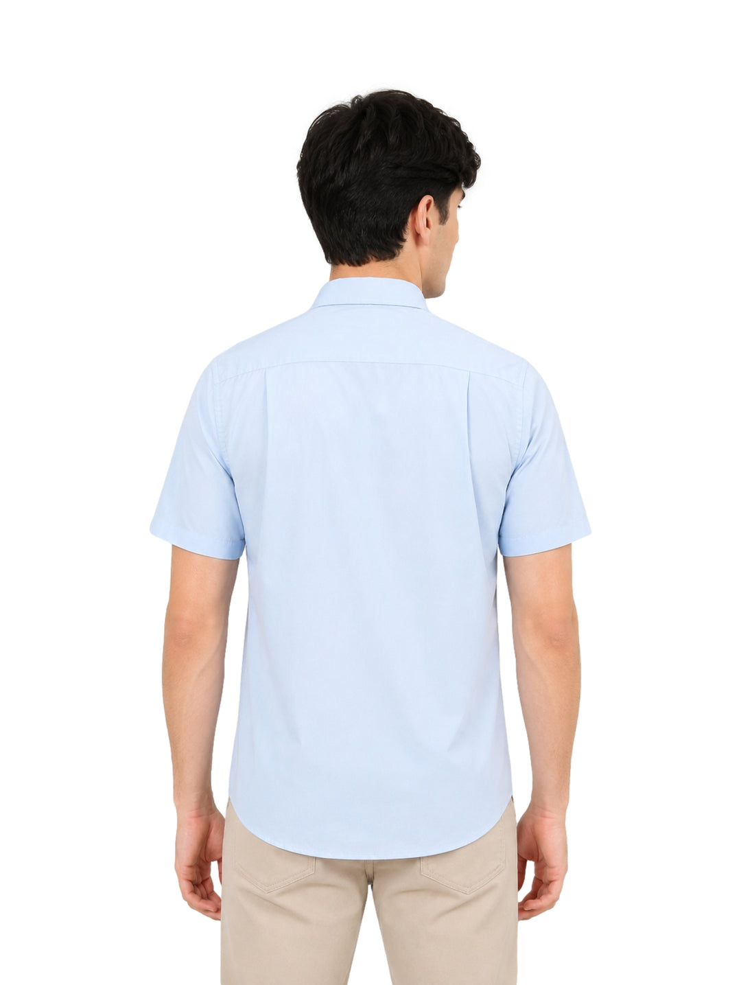 Hombre vistiendo una camisa de manga corta color azul claro y pantalones beige.