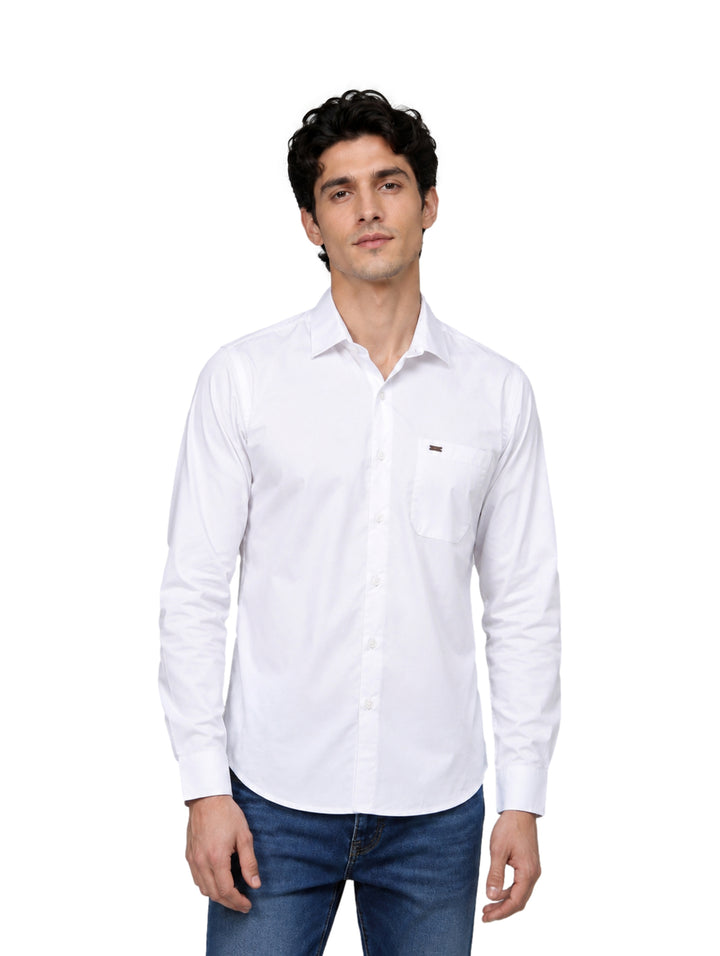 Hombre vistiendo una camisa blanca de manga larga con cuello y un bolsillo en el pecho.