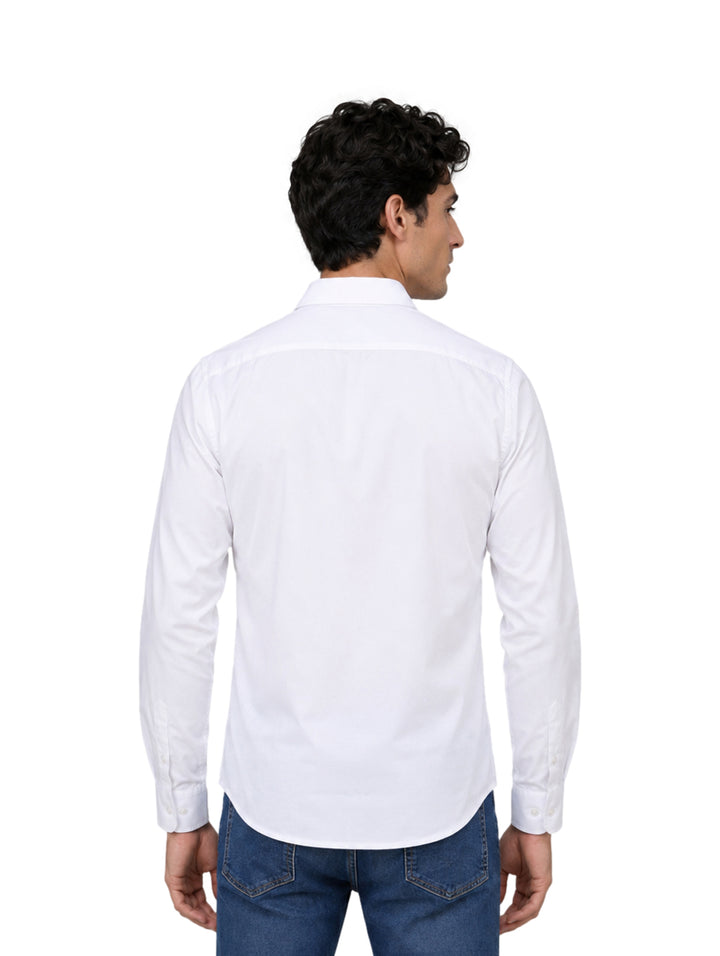 Hombre vistiendo una camisa blanca de manga larga con cuello y un bolsillo en el pecho.