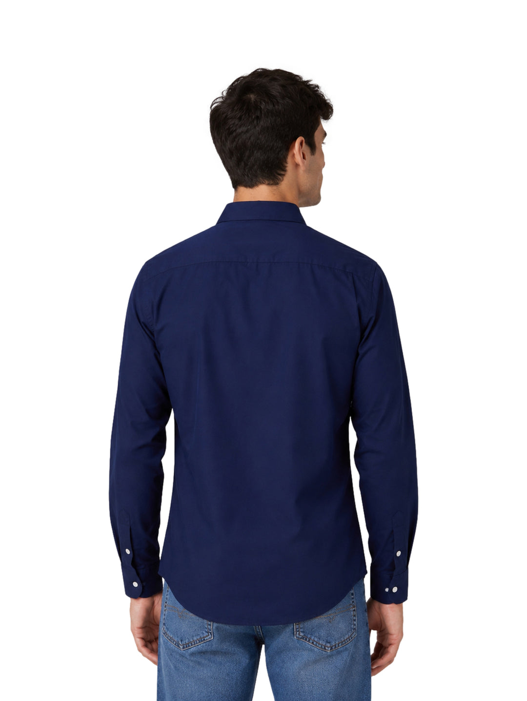 Hombre vistiendo una camisa Lee de color azul marino de manga larga y botones frontales.