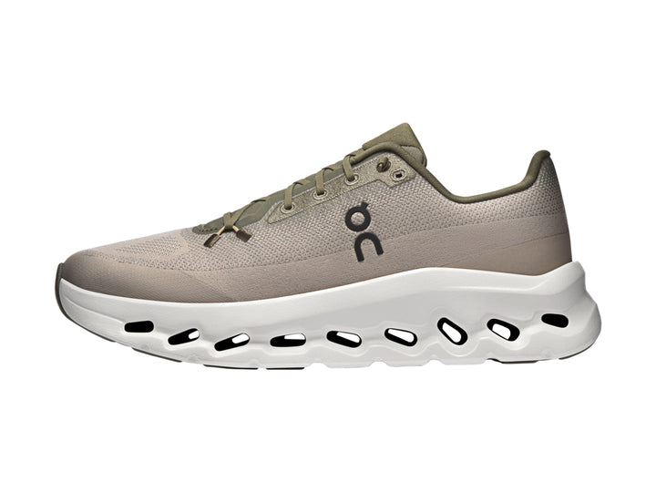 Tenis deportivos On Cloud color oliva con suela blanca y diseño moderno.