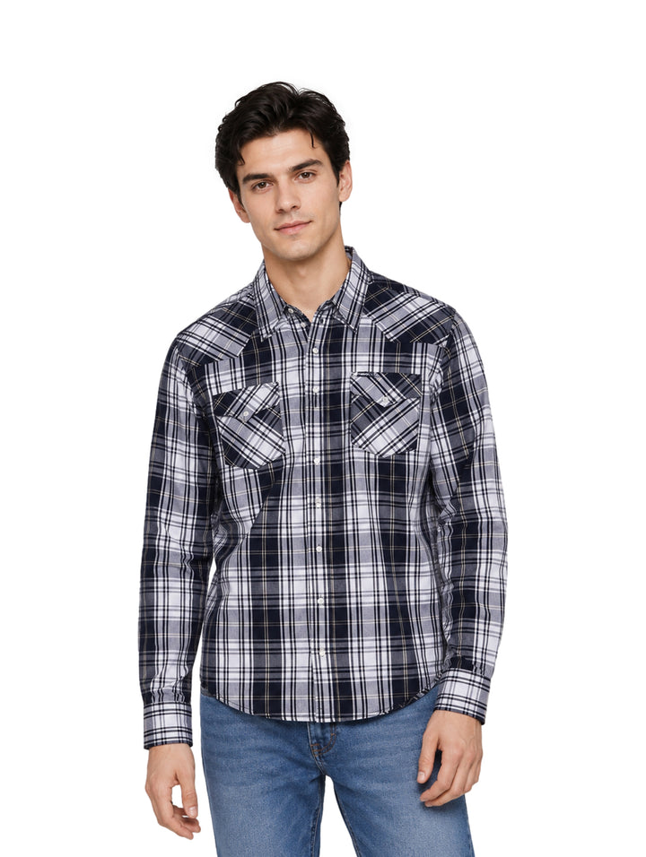 Hombre vistiendo camisa Wrangler a cuadros en colores blanco y negro.