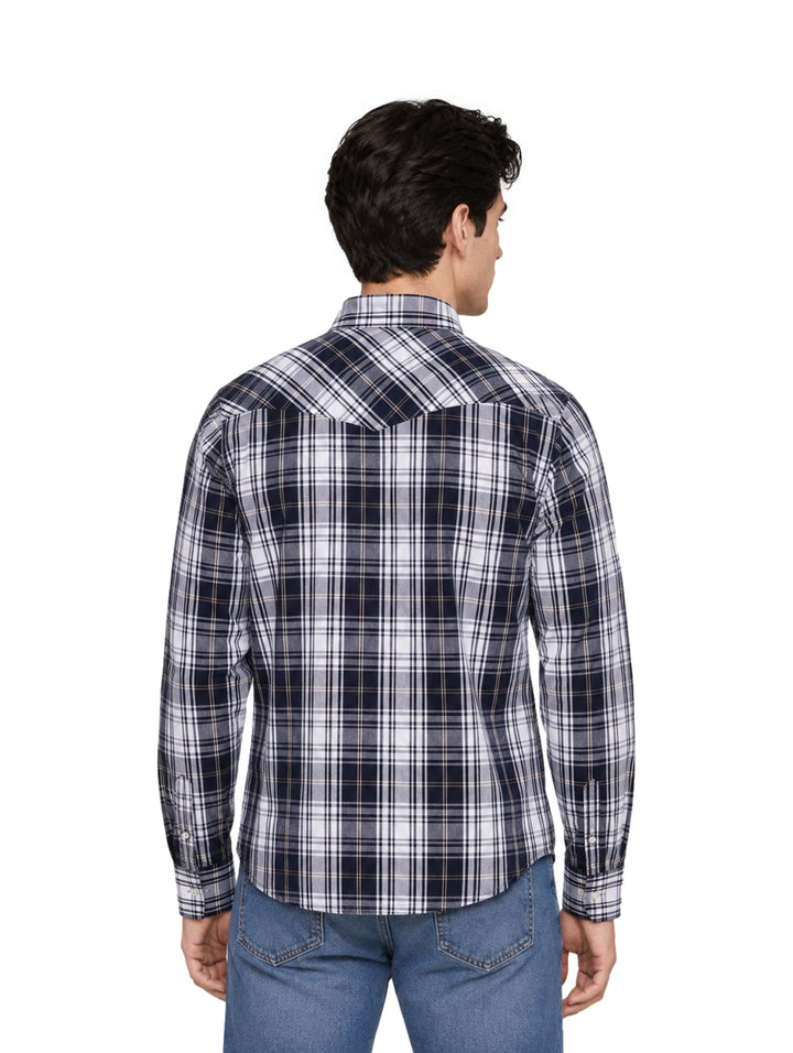 Hombre vistiendo camisa Wrangler a cuadros en colores blanco y negro.