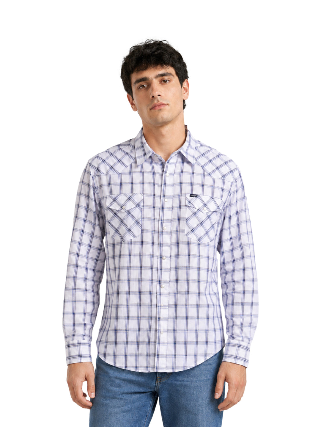 Hombre vistiendo camisa Wrangler a cuadros en colores marino y blanco.