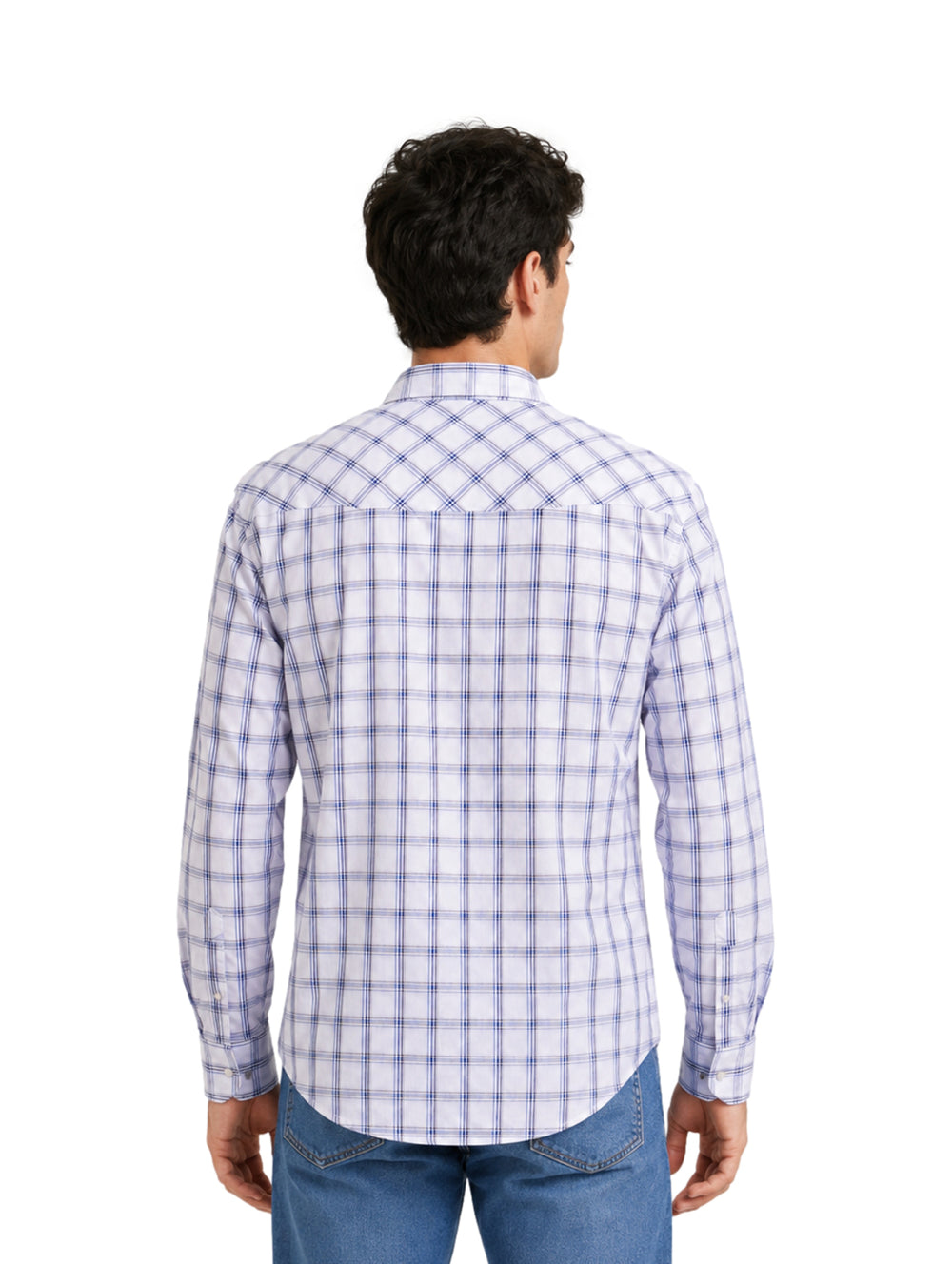 Hombre vistiendo camisa Wrangler a cuadros en colores marino y blanco.