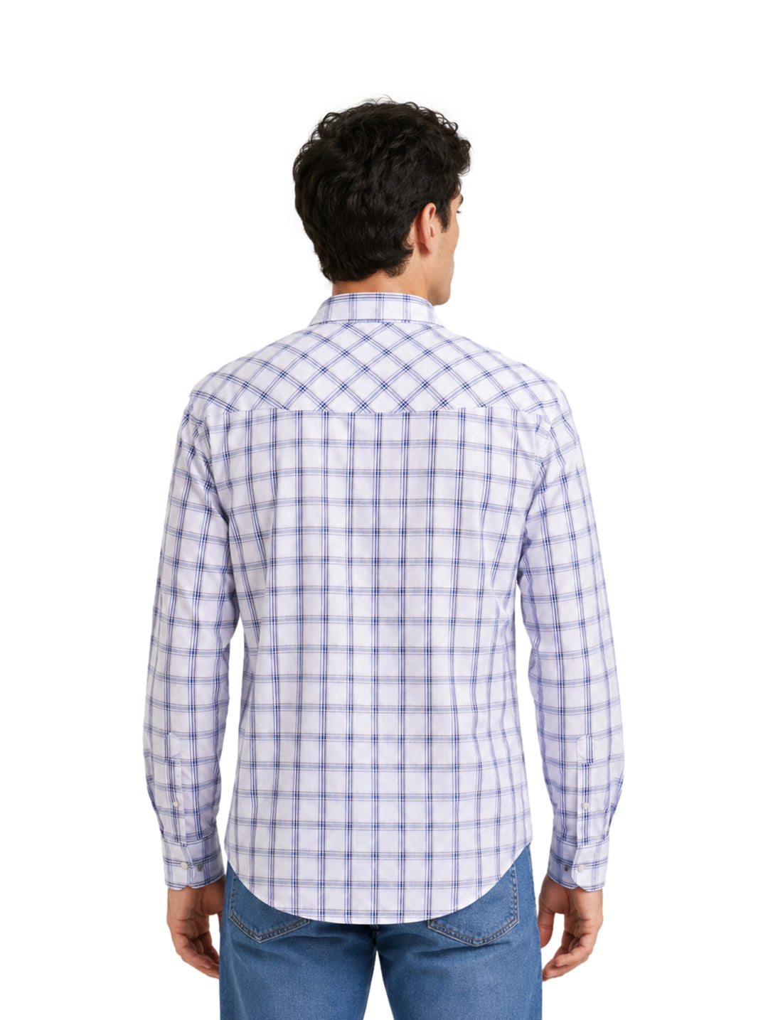 Hombre vistiendo camisa Wrangler a cuadros en colores marino y blanco.