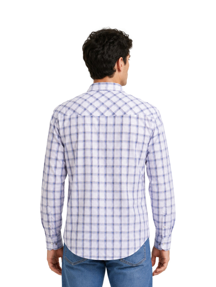 Hombre vistiendo camisa Wrangler a cuadros en colores marino y blanco.