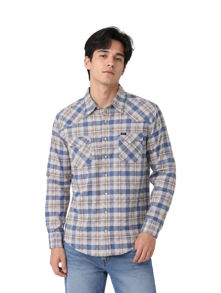 Hombre vistiendo camisa Wrangler a cuadros en colores azul y beige.