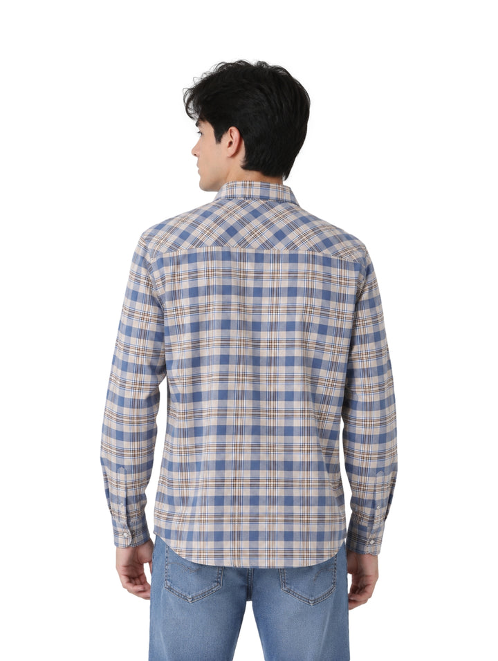 Hombre vistiendo camisa Wrangler a cuadros en colores azul y beige.
