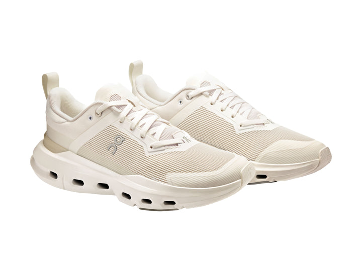 Tenis deportivos On Cloud color blanco con suela amortiguada y parte superior de malla.