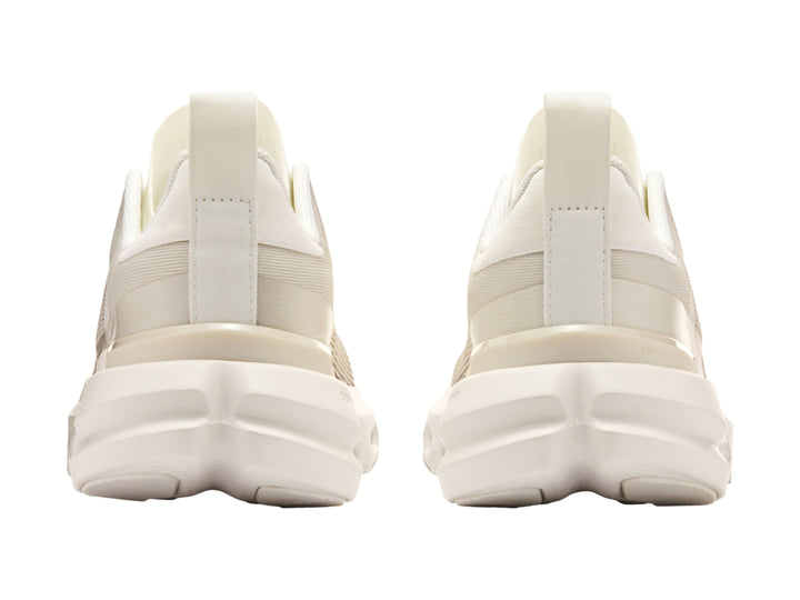 Tenis deportivos On Cloud color blanco con suela amortiguada y parte superior de malla.