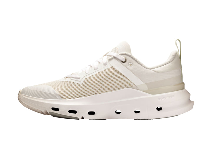 Tenis deportivos On Cloud color blanco con suela amortiguada y parte superior de malla.