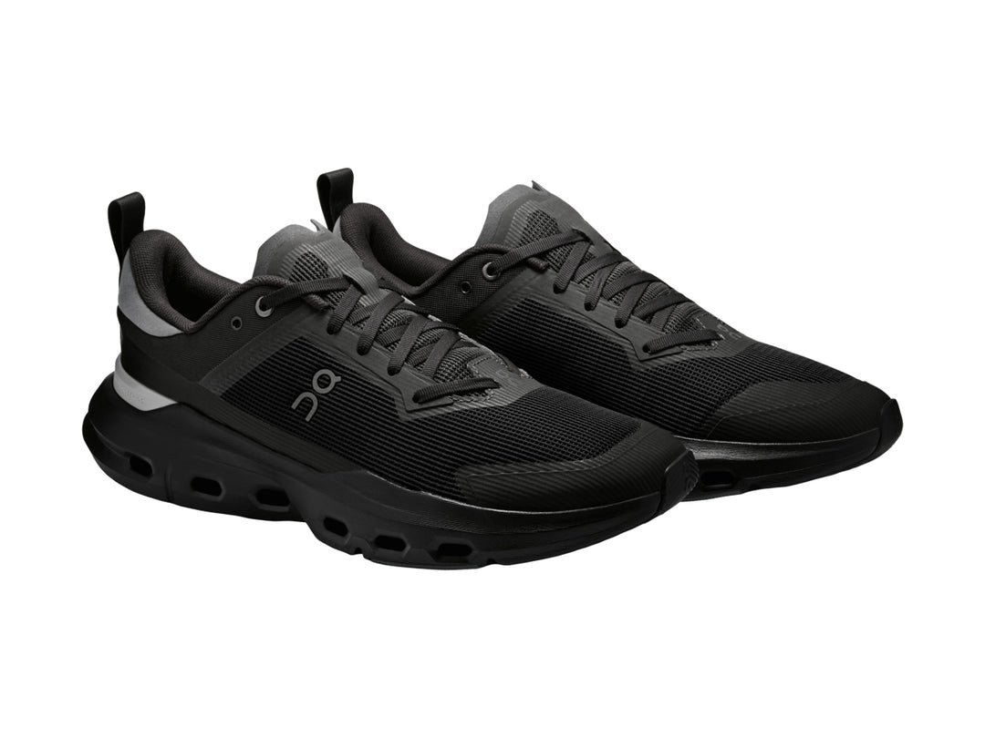 Tenis deportivos On Cloud en color negro con suela amortiguada y tejido transpirable.