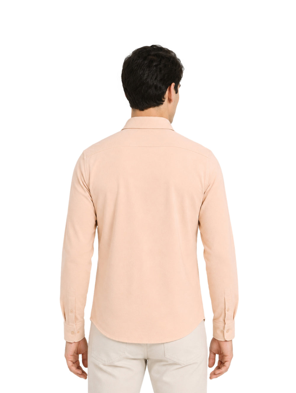 Hombre vistiendo una camisa de manga larga color arena con cuello y botones.