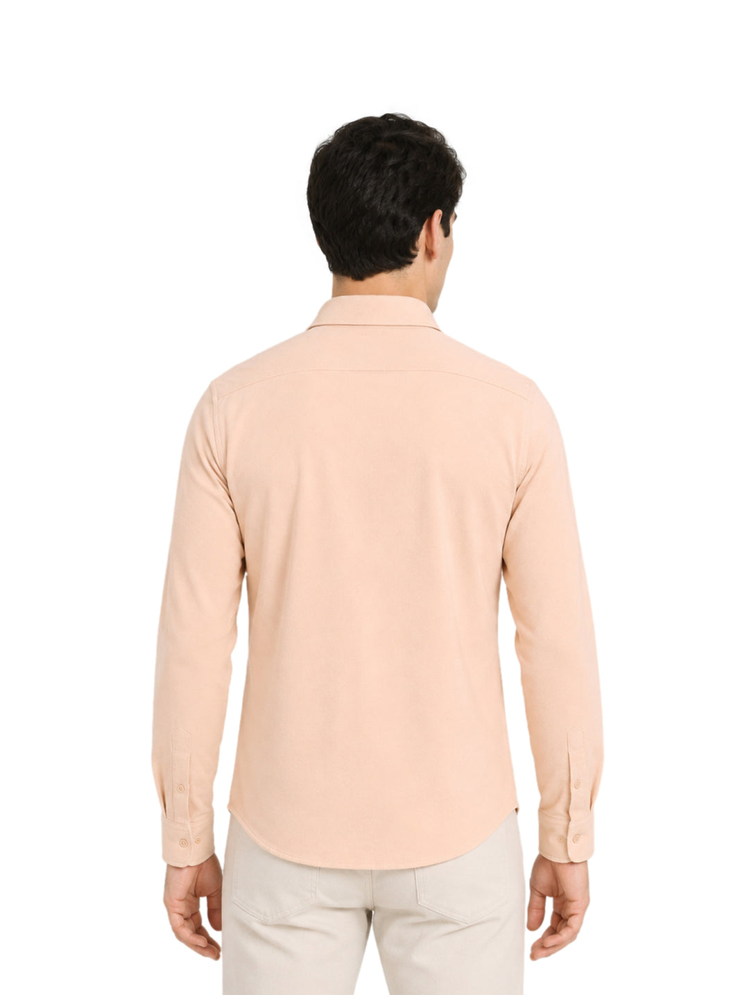 Hombre vistiendo una camisa de manga larga color arena con cuello y botones.