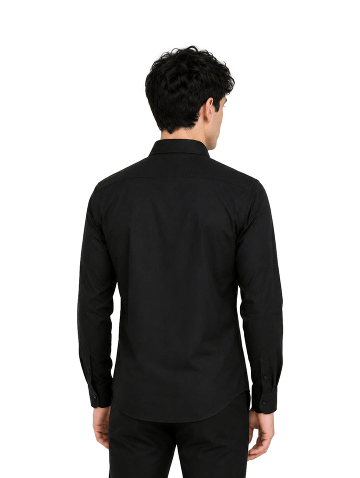 Hombre vistiendo una camisa de manga larga color negro de la marca Authentic Lyon.