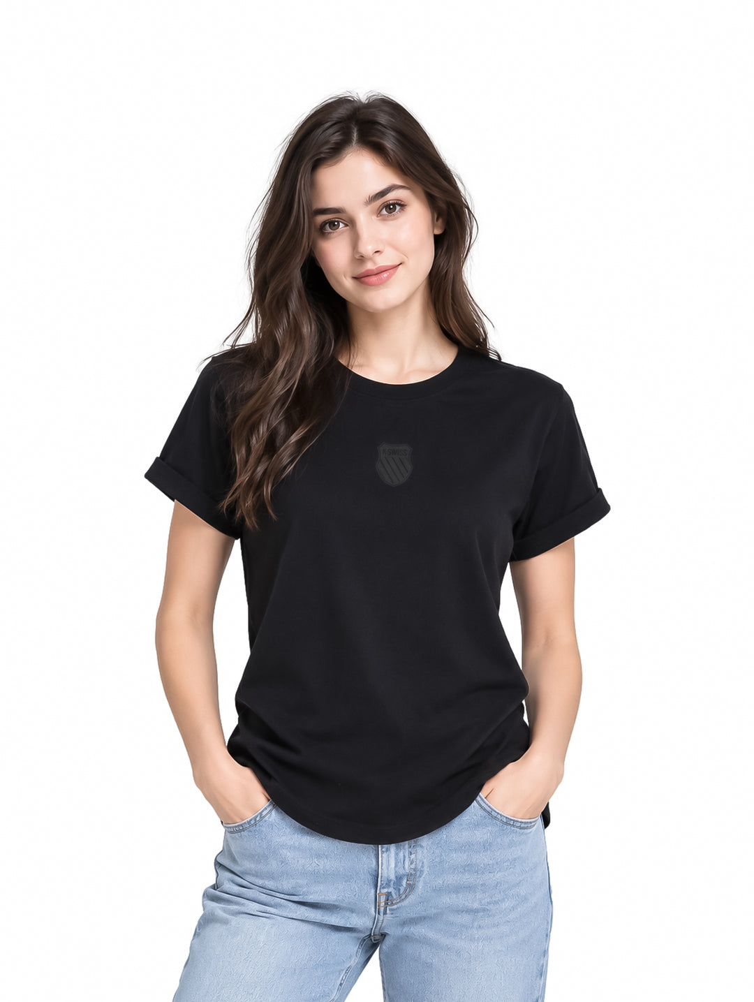 Mujer vistiendo una playera K-Swiss de color negro con cuello redondo y manga corta.