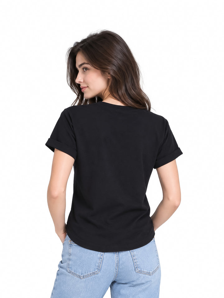 Mujer vistiendo una playera K-Swiss de color negro con cuello redondo y manga corta.