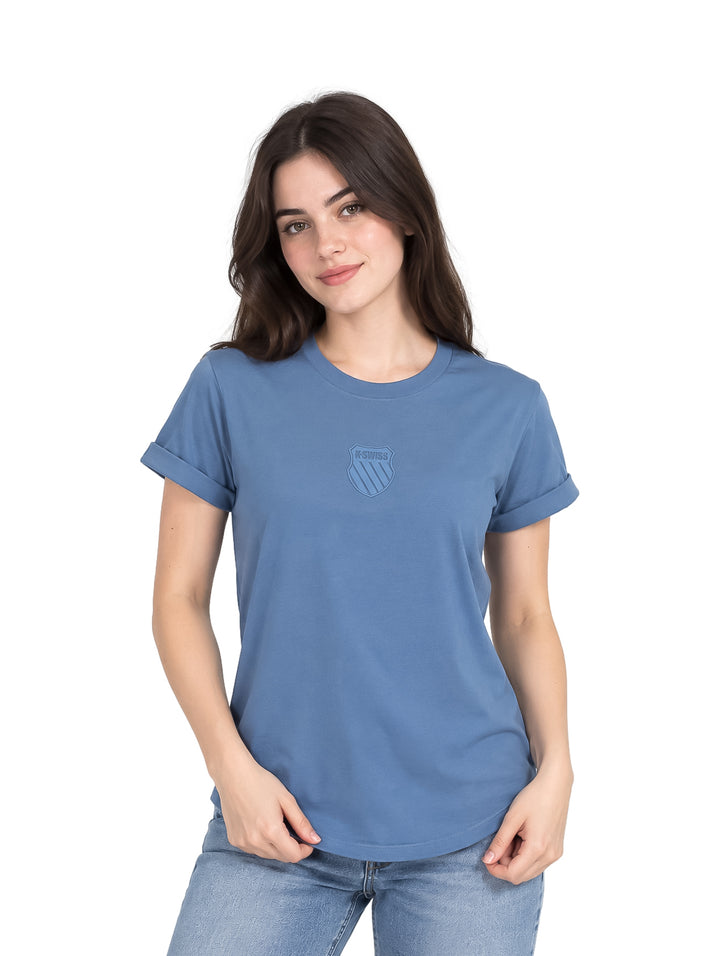Mujer vistiendo playera K-Swiss color acero de manga corta y cuello redondo.