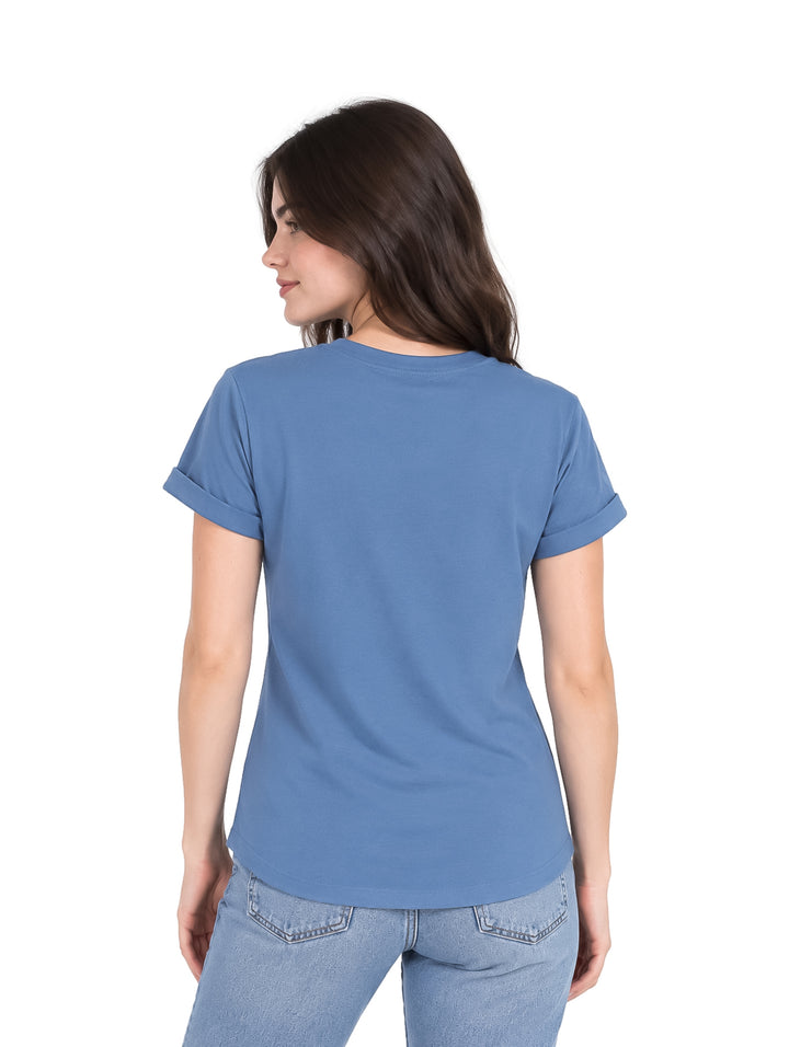 Mujer vistiendo playera K-Swiss color acero de manga corta y cuello redondo.
