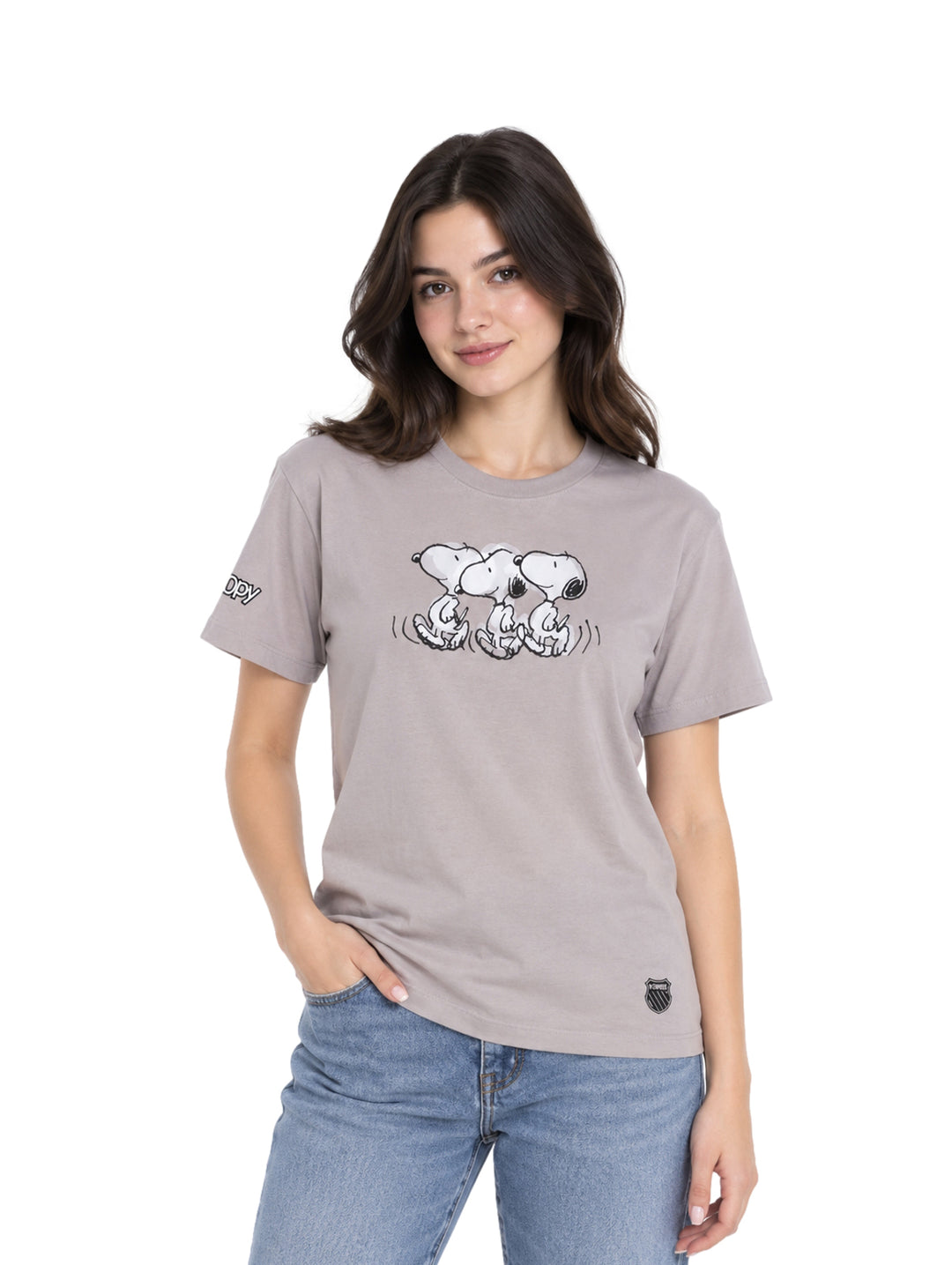 Mujer vistiendo playera gris K-Swiss con estampado de Snoopy y jeans azules.