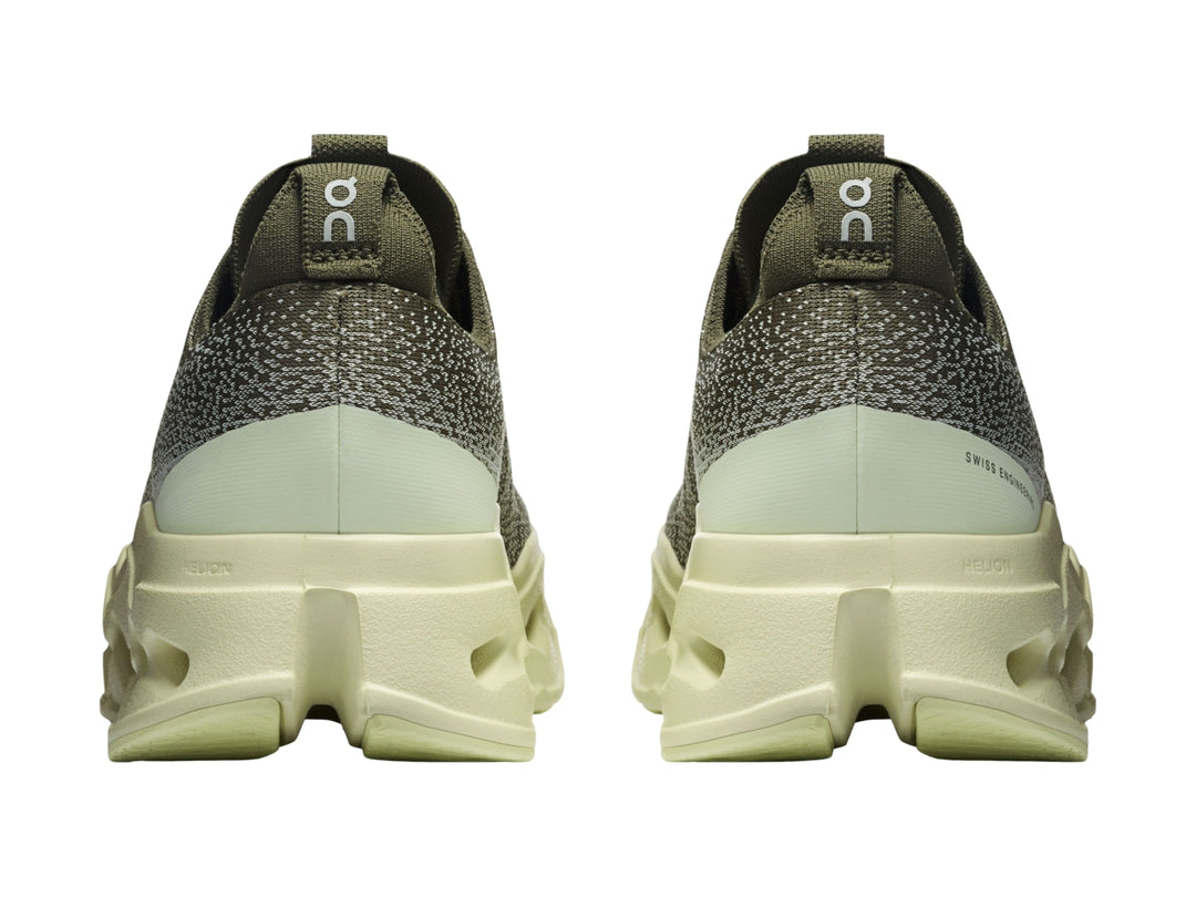 Tenis deportivos On Cloud color verde oliva con suela gruesa y perforada en tono verde claro.