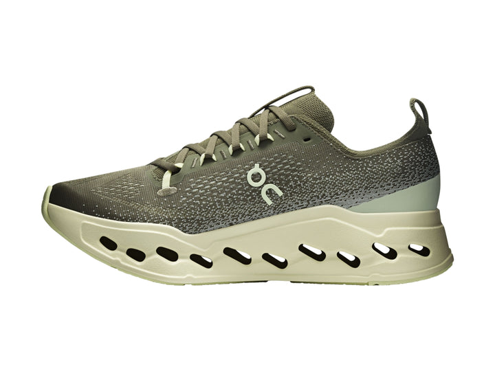 Tenis deportivos On Cloud color verde oliva con suela gruesa y perforada en tono verde claro.
